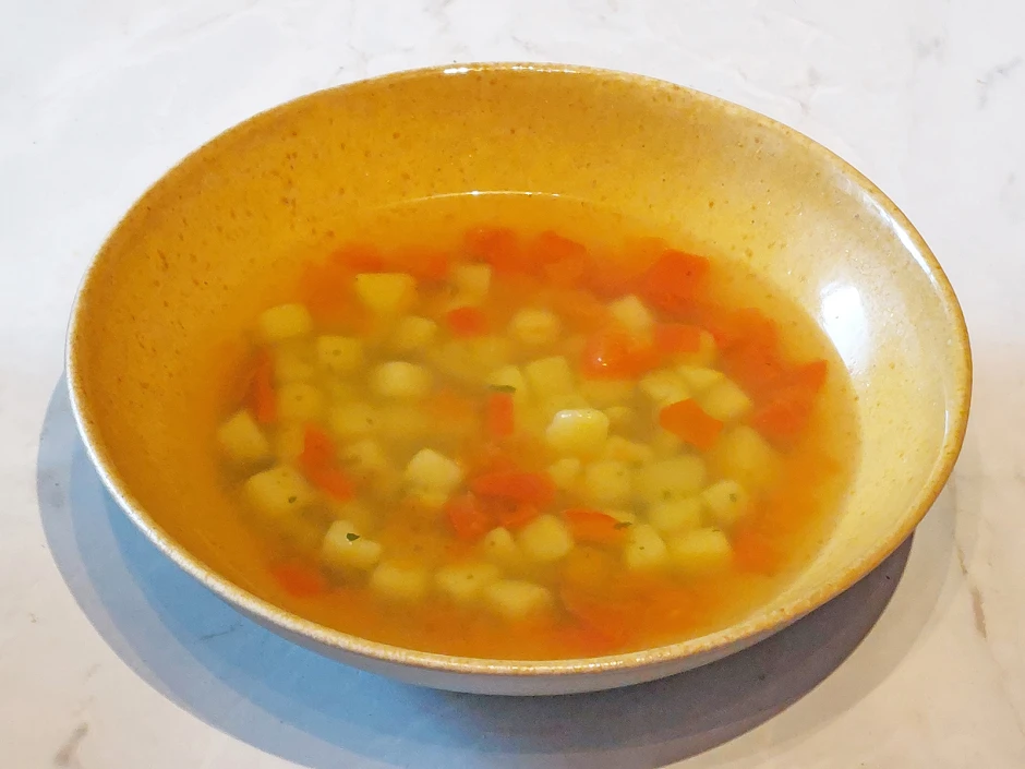 Klare Kartoffelsuppe mit Tomaten