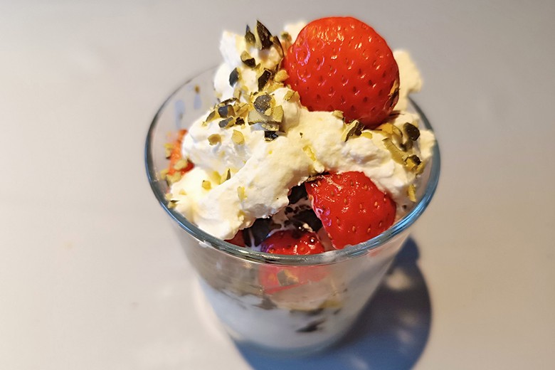 Erdbeer-Kürbiskern-Eisbecher