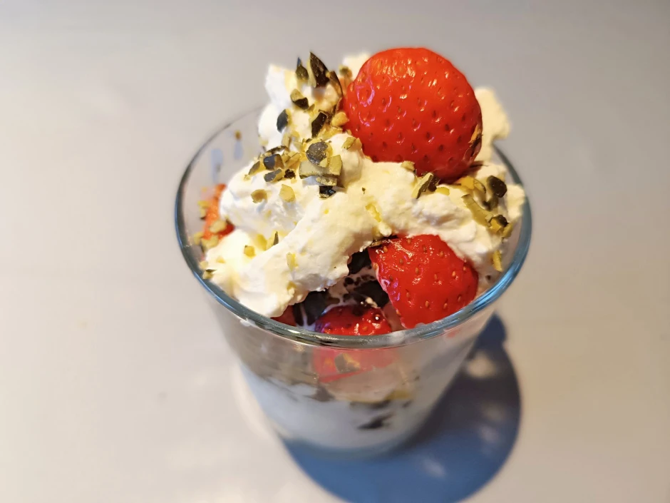 Erdbeer-Kürbiskern-Eisbecher