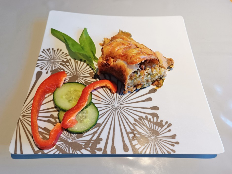 Blätterteigstrudel mit Bärlauchfülle aus dem Camping-Backofen