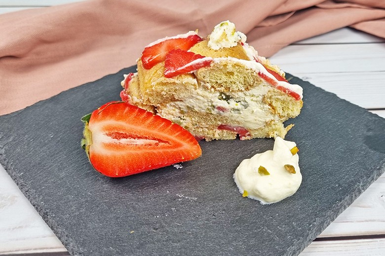 Tiramisu Rolle mit Erdbeeren