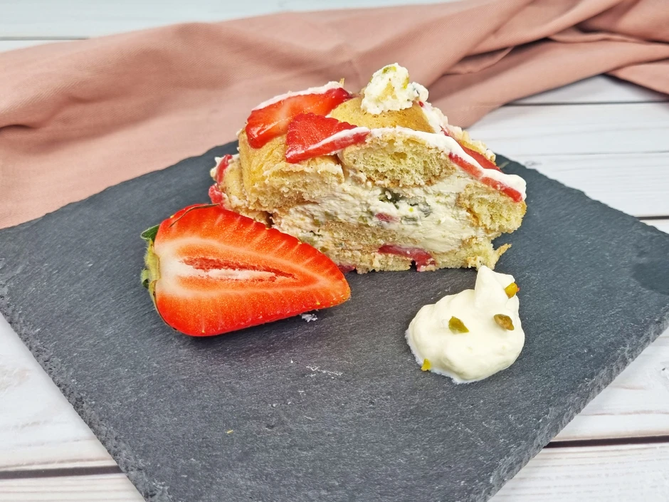 Tiramisu Rolle mit Erdbeeren
