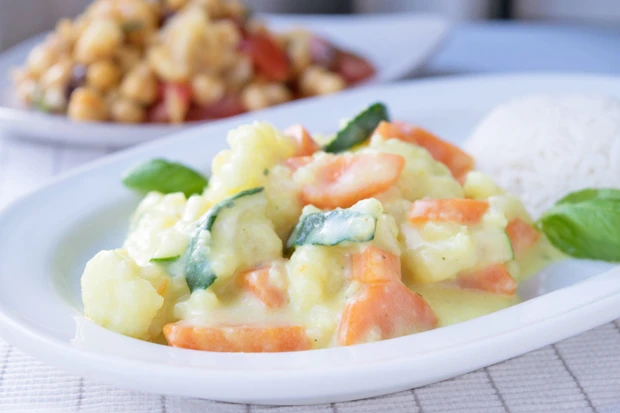 Karfiol mit Zucchini und Karottencurry
