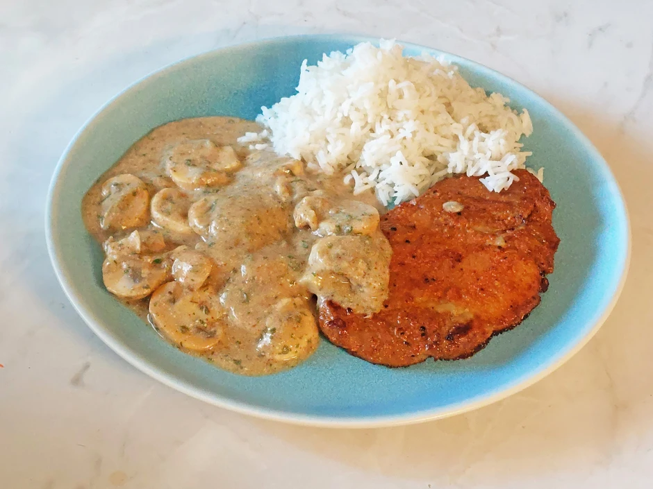 Schweinesteak mit Champignonrahmso&szlig;e