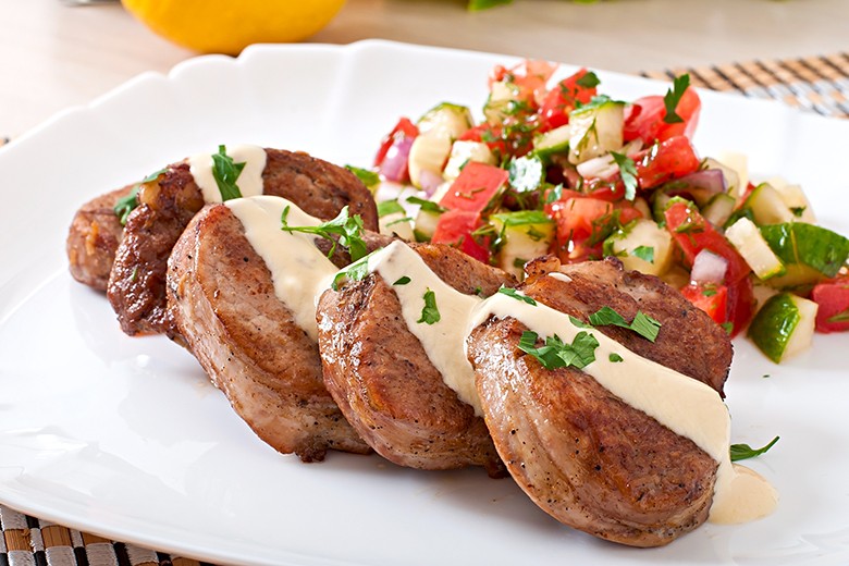 Schweinsmedaillons in Pfefferrahmsauce mit Salsa