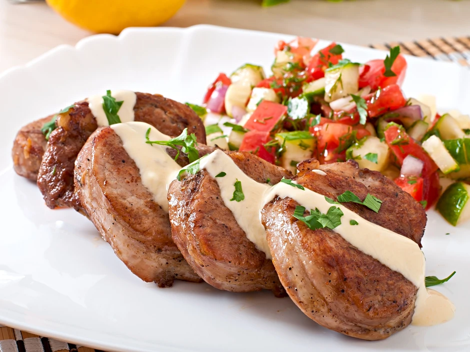 Schweinsmedaillons in Pfefferrahmsauce mit Salsa