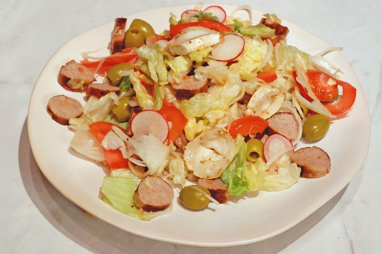 Bauernsalat mit Rostbratwurst und Ziegenkäse