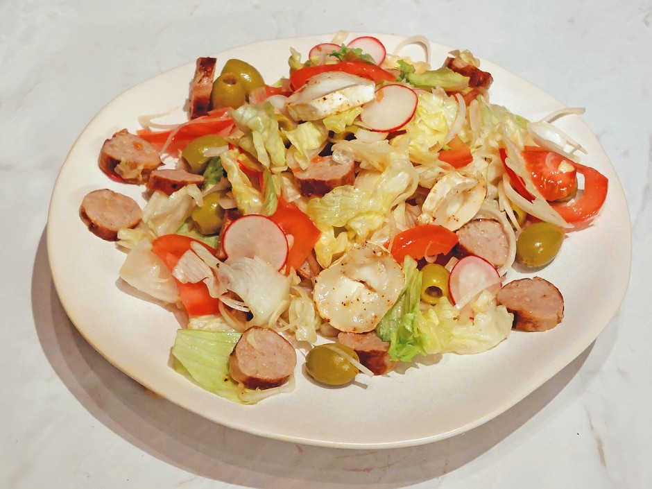 Bauernsalat mit Rostbratwurst und Ziegenkäse