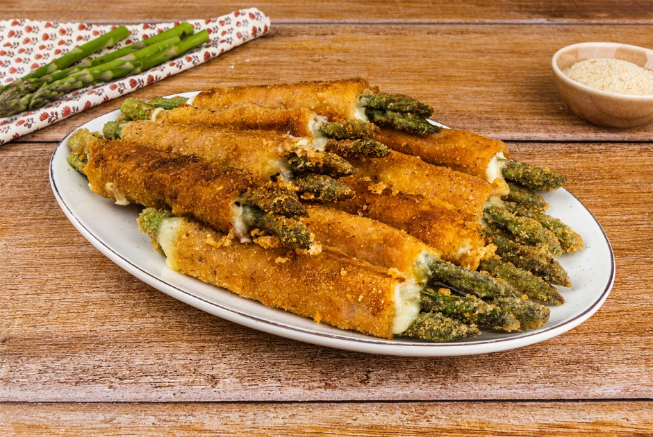 Panierter Spargel mit Schinken und K&auml;se