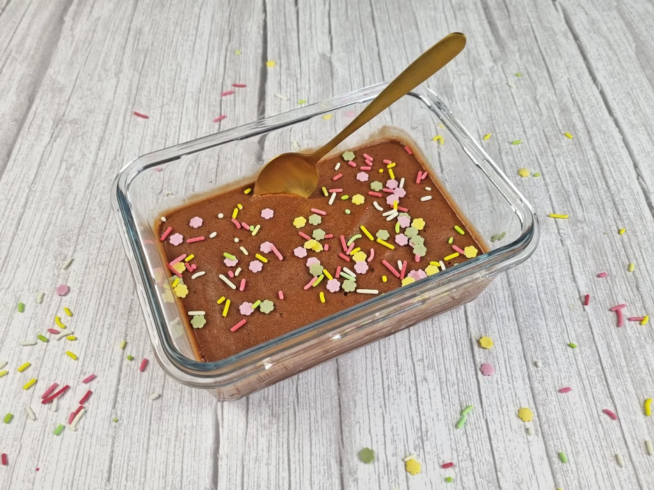 Schokoladige Nicecream mit bunten Streuseln