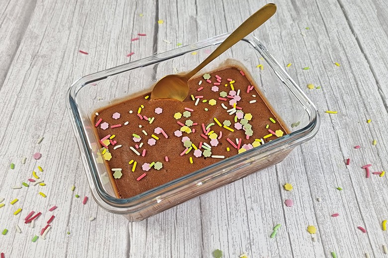 Schokoladige Nicecream mit bunten Streuseln