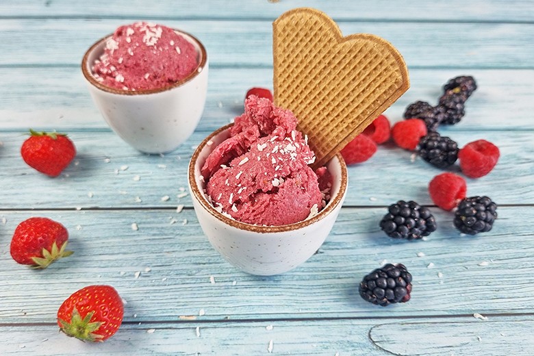 Joghurt Eis mit frischen Beeren