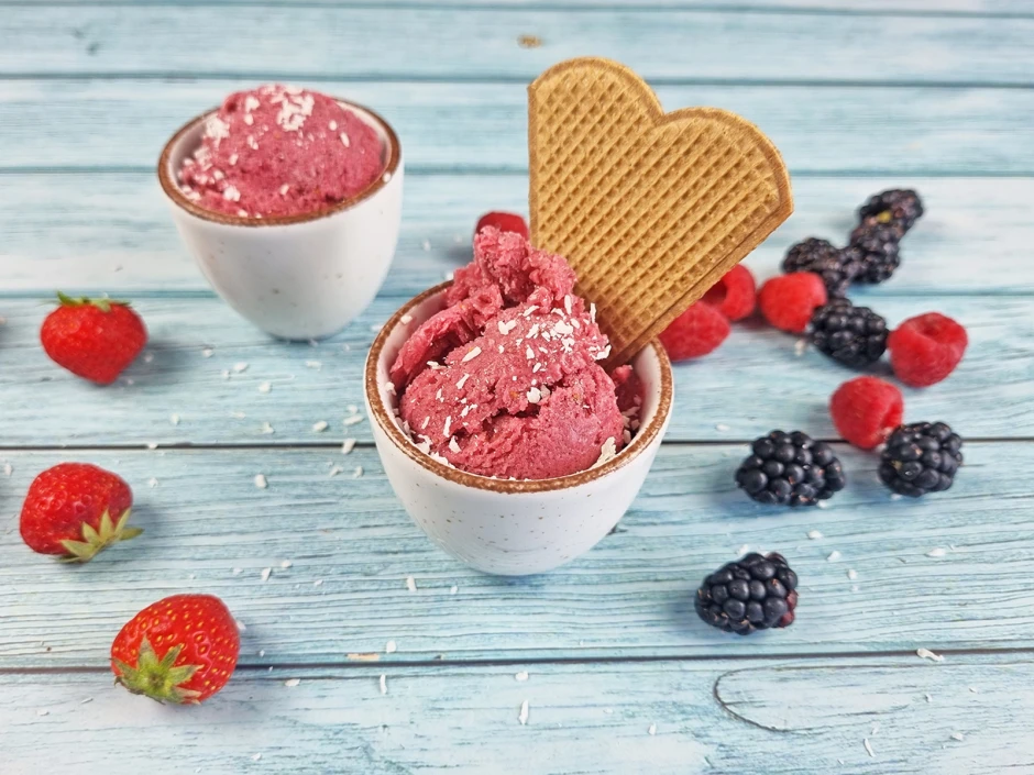 Joghurt Eis mit frischen Beeren