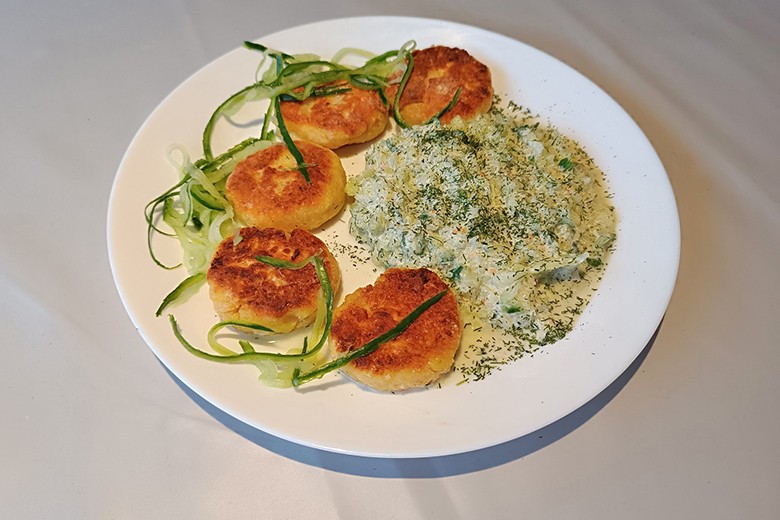 Erdäpfelkrapferl mit Gurkensauce