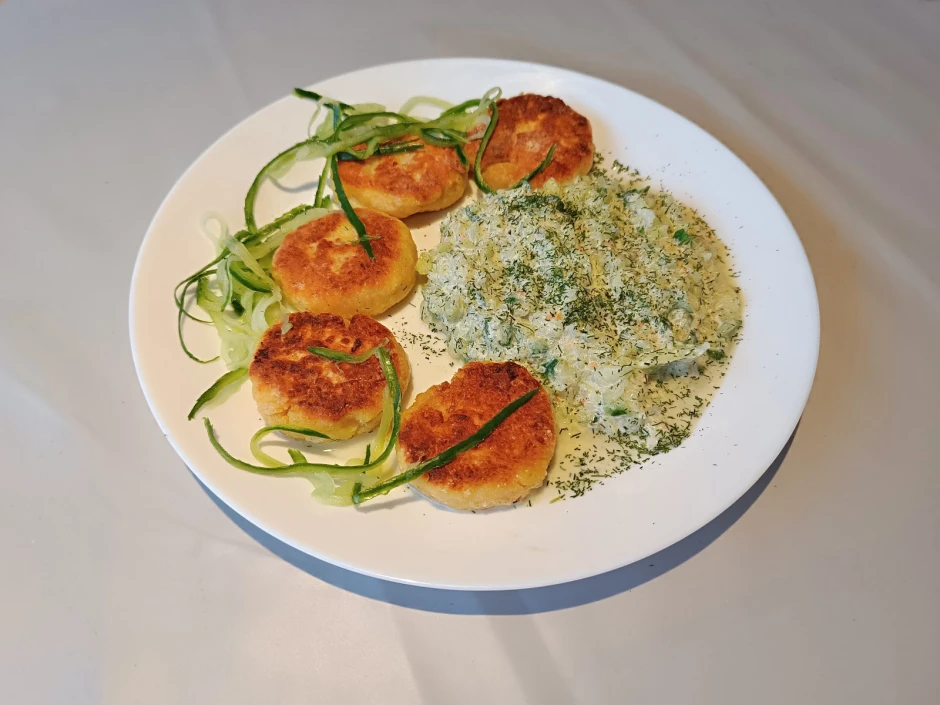 Erd&auml;pfelkrapferl mit Gurkensauce