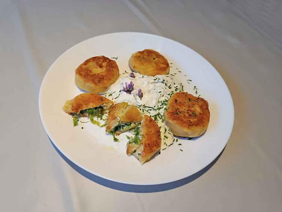Gef&uuml;llte Erd&auml;pfellaibchen mit Schnittlauch-Dip