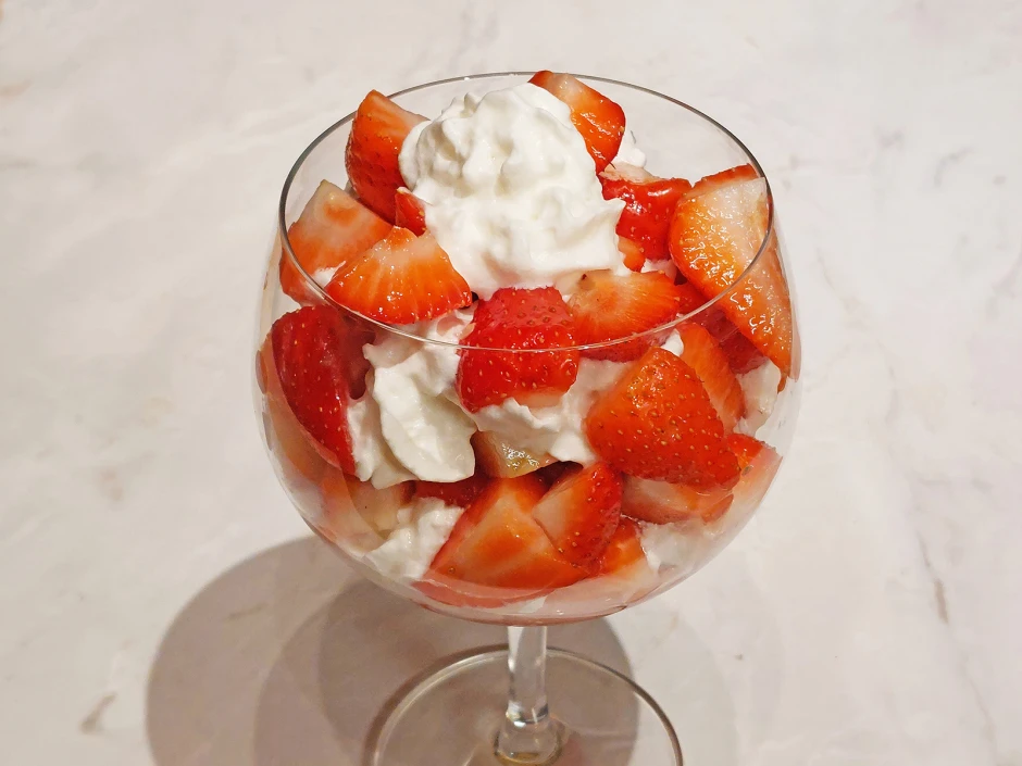 Erdbeerdessert mit Tonkabohne