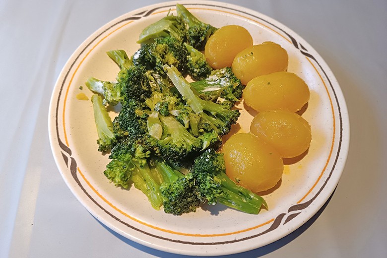 Brokkoli mit Frischkäse und Butterkartoffeln