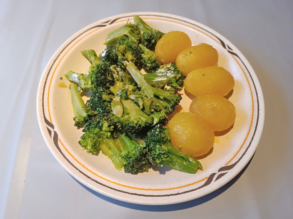 Brokkoli mit Frischkäse und Butterkartoffeln