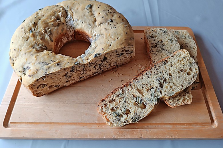 Brot mit Erdäpfel und Samen aus dem Camping-Backofen