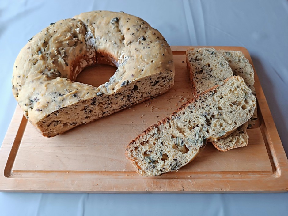 Brot mit Erdäpfel und Samen aus dem Camping-Backofen