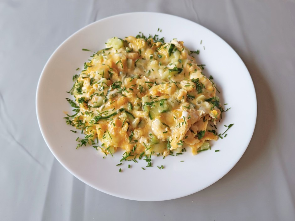 Eierspeise mit Gurken und Käse