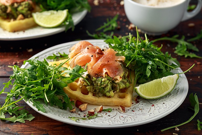 Kartoffelwaffeln mit Guacamole und Räucherlachs