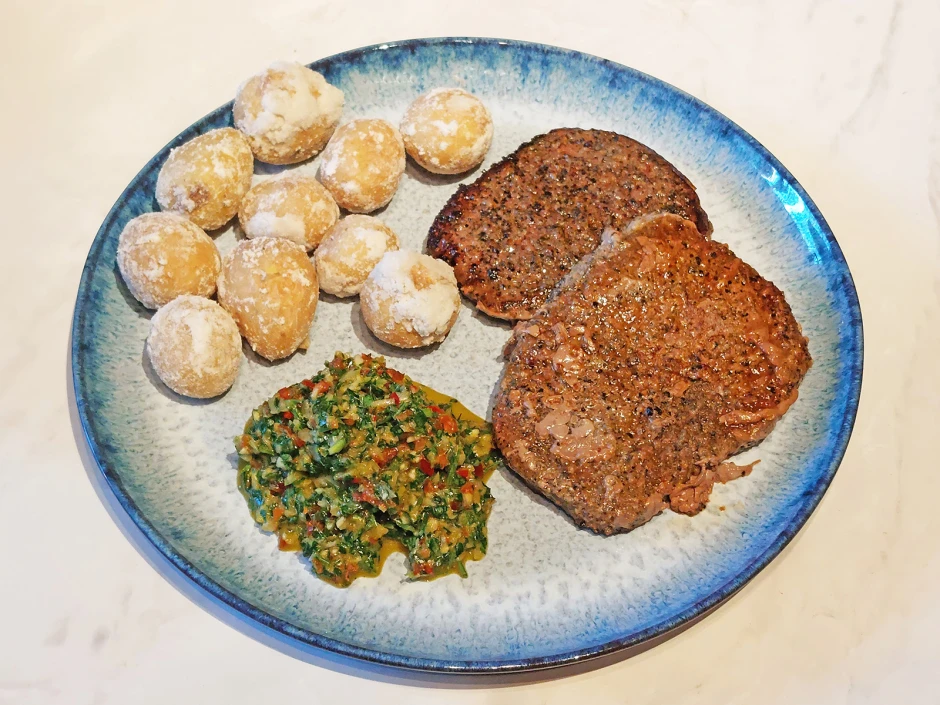 Rindersteak mit Mojo verde und Papas arrugadas