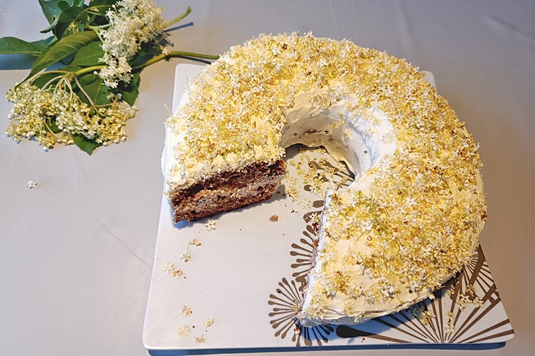 Hollerblütenkuchen aus dem Camping-Backofen