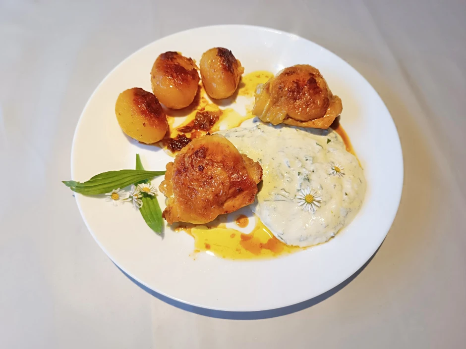 Gebratene Hühneroberkeulen mit Bratkartoffeln und Sauce