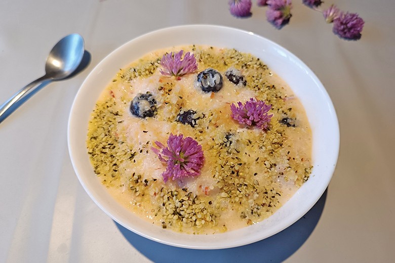 Heiße Milch mit Flocken und Samen