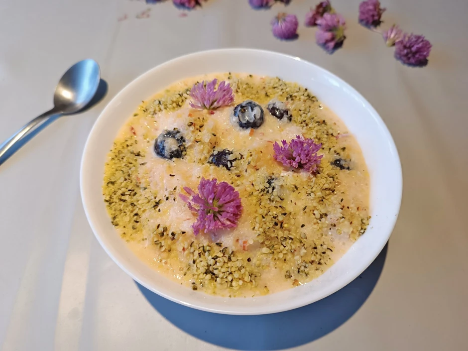 Hei&szlig;e Milch mit Flocken und Samen