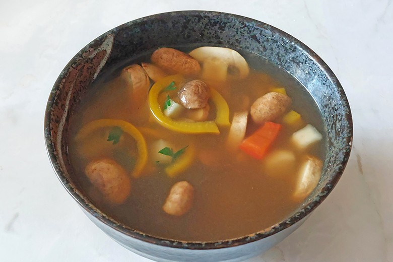 Klare Hühnersuppe mit Champignons
