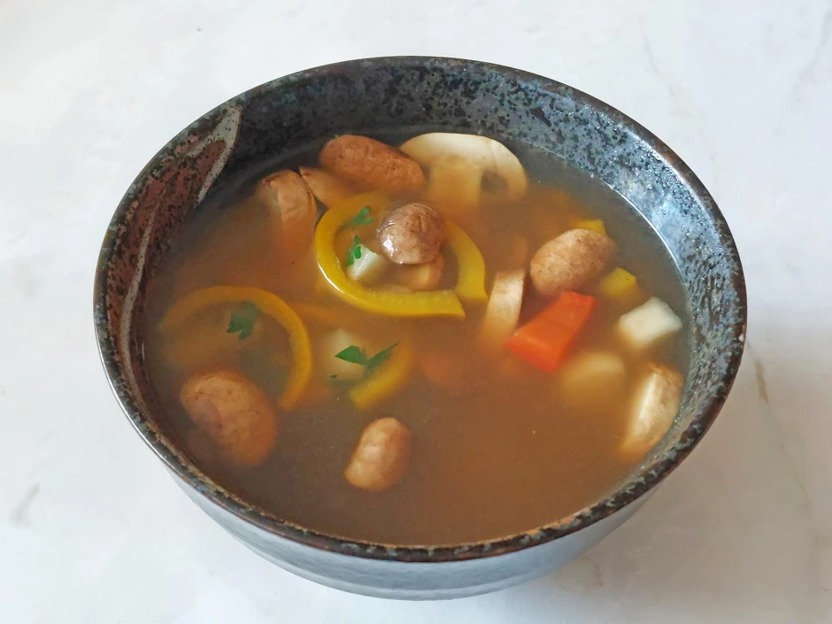 Klare H&uuml;hnersuppe mit Champignons