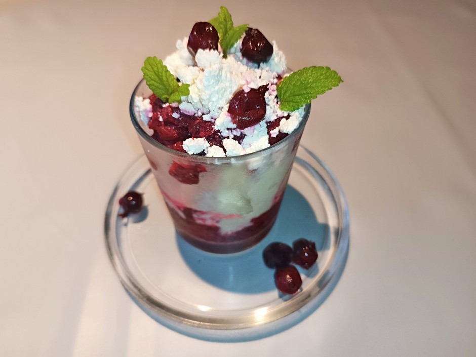 Eis mit Jostabeeren und Milchkefir