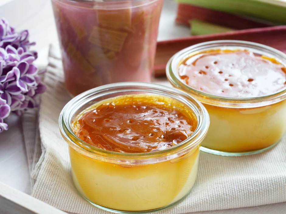 Cr&egrave;me brul&eacute;e mit Rhabarberkompott