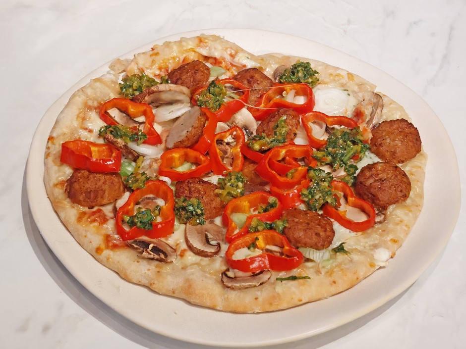 Pizza mit Fleischbällchen und Mojo verde