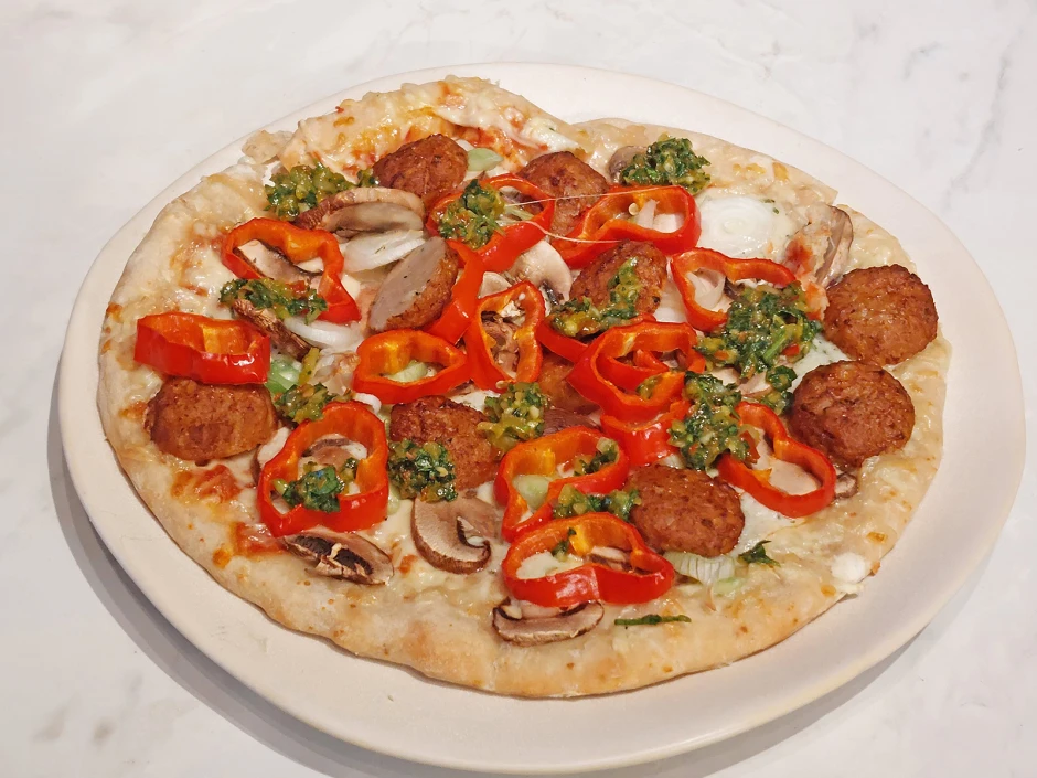 Pizza mit Fleischbällchen und Mojo verde