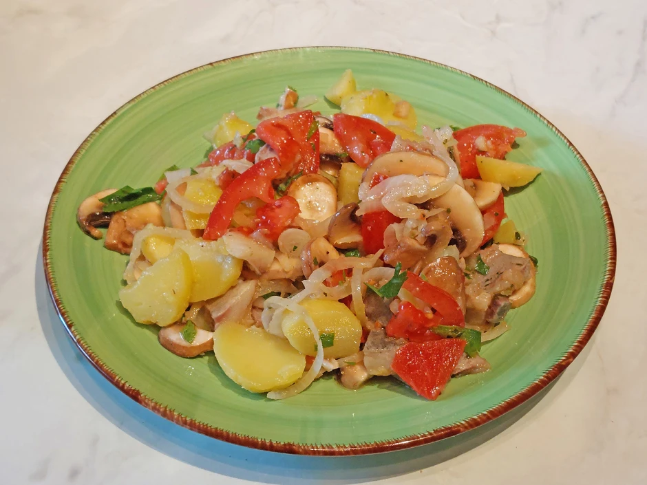 Matjessalat mit Champignons und Tomaten