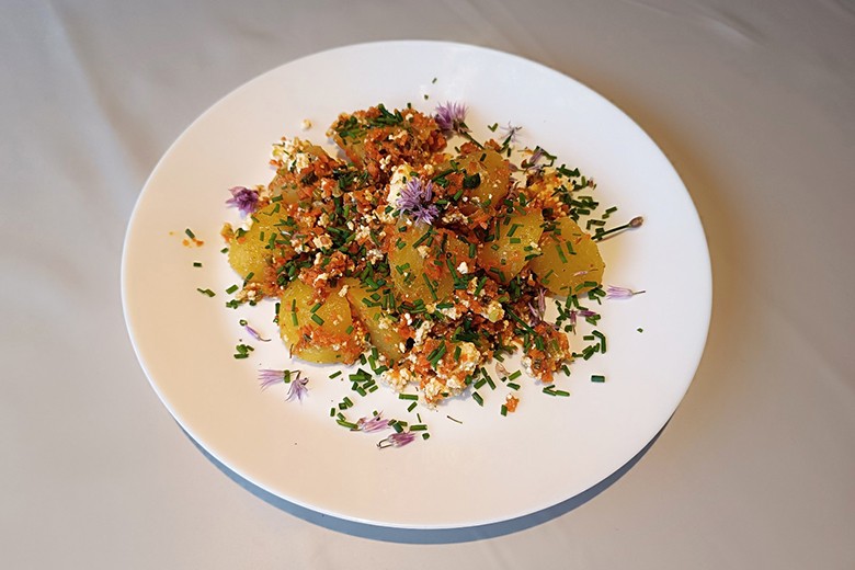 Erdäpfel-Karotten-Pfanne mit Bröseltopfen