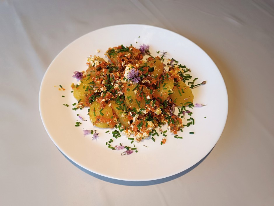 Erdäpfel-Karotten-Pfanne mit Bröseltopfen