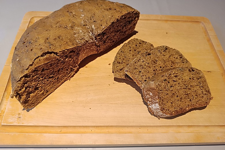Dinkel-Roggen-Hanfbrot aus dem Camping-Backofen