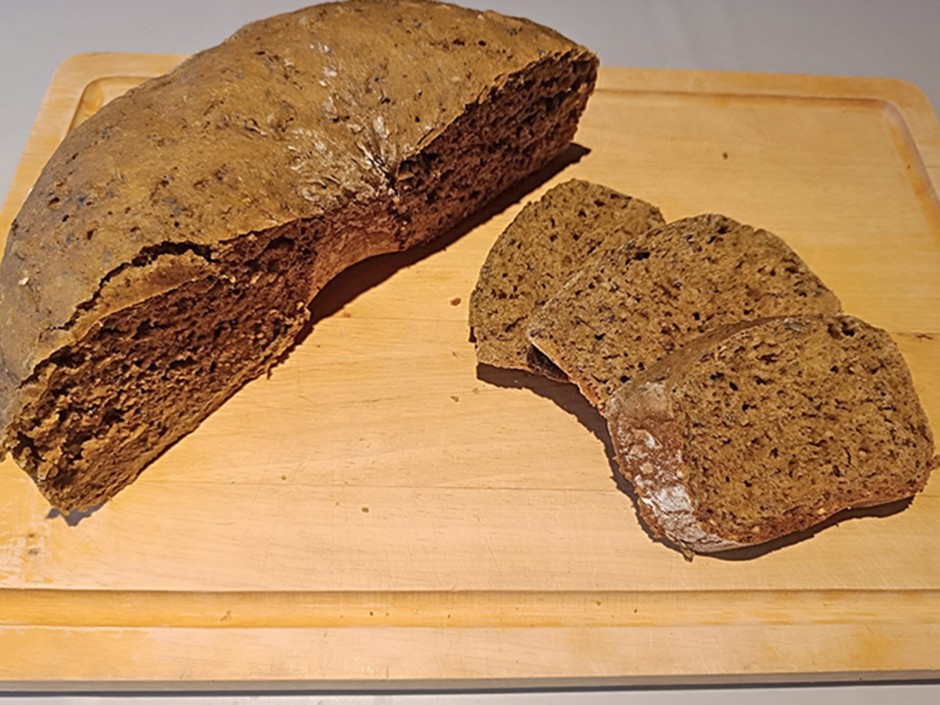 Dinkel-Roggen-Hanfbrot aus dem Camping-Backofen