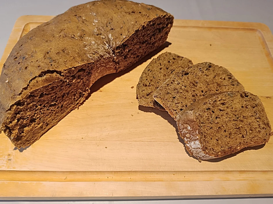 Dinkel-Roggen-Hanfbrot aus dem Camping-Backofen