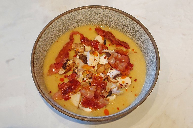 Currysuppe mit Champignons und Speck