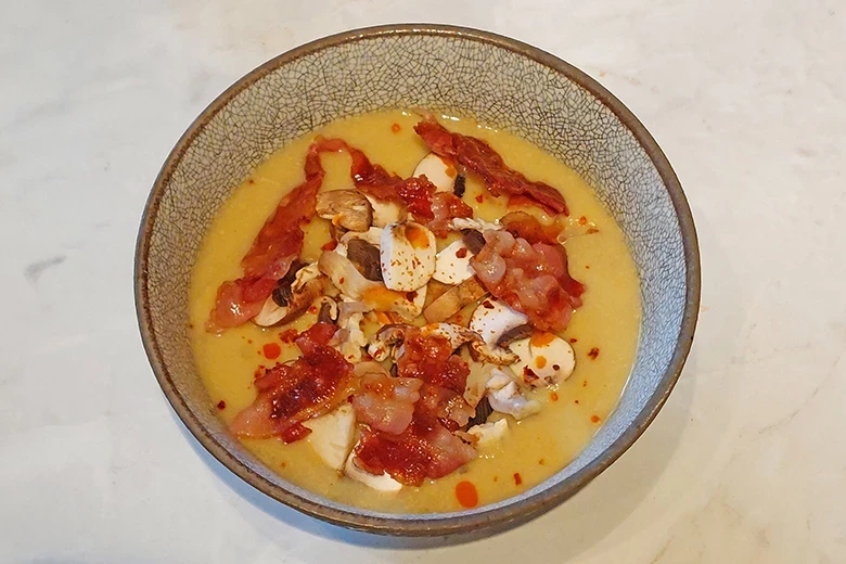 Currysuppe mit Champignons und Speck
