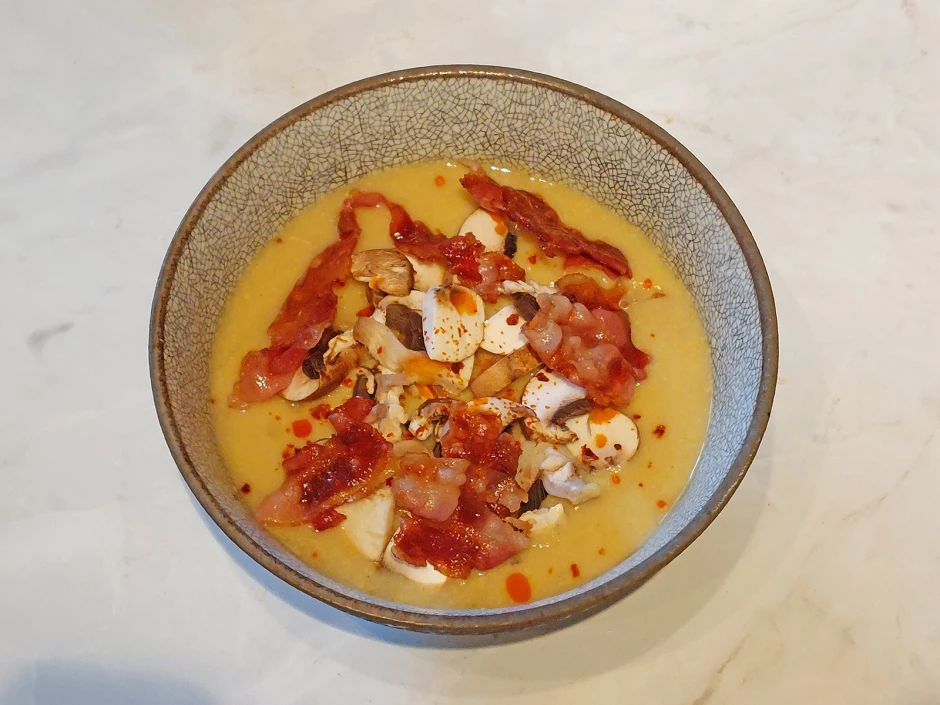 Currysuppe mit Champignons und Speck