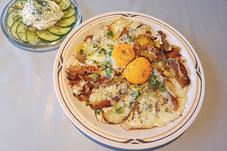 Gebratene Erdäpfel mit Spiegelei und Rahmgurken