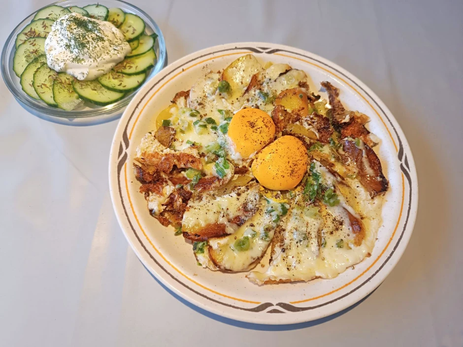 Gebratene Erd&auml;pfel mit Spiegelei und Rahmgurken