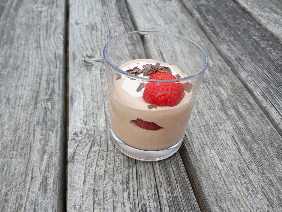Schokomousse mit Erdbeeren